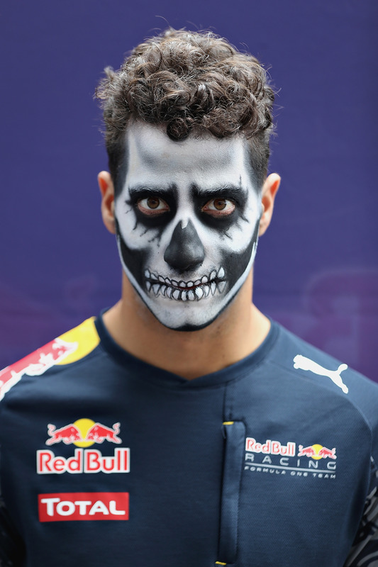 Daniel Ricciardo, Red Bull Racing llega al circuito pintado como catrín del Dia de Muertos
