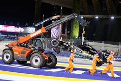 Marshals ruimen de Sahara Force India F1 VJM09 van Nico Hulkenberg