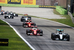 Нико Росберг, Mercedes AMG F1 W07 Hybrid лидирует на старте гонки
