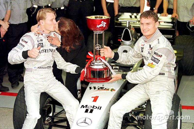 Святкування у боксах McLaren