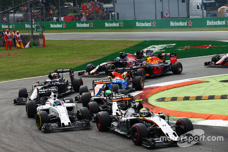 Sergio Pérez, Sahara Force India F1 VJM09, Felipe Massa, Williams FW38, y Nico Hulkenberg, Sahara Force India F1 VJM09 al inicio de la carrera