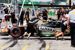 Sergio Perez, Sahara Force India F1 VJM09 ai box