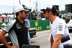 Sergio Perez, Sahara Force India F1 met Jenson Button, McLaren, tijdens de rijdersparade
