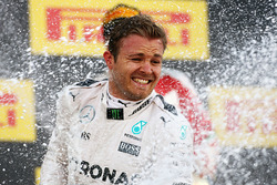 Podio: ganador Nico Rosberg, Mercedes AMG F1 Team celebra con champán