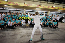 Winnaar Nico Rosberg, Mercedes AMG F1 Team viert met ploegmaat Lewis Hamilton, Mercedes AMG F1 Team