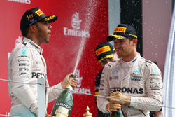 Ganador de la carrera Lewis Hamilton, Mercedes AMG F1 W07 y el segundo lugar Nico Rosberg, Mercedes