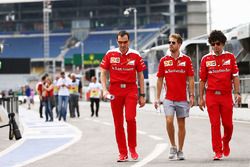 Sebastian Vettel, Ferrari camina por el circuito con el equipo