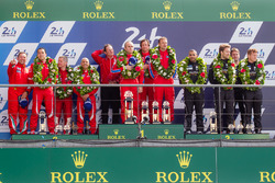 LMGT Am Podio: ganadores de clase #62 Scuderia Corsa Ferrari 458 Italia: Bill Sweedler, Jeff Segal, Townsend Bell, segundo lugar #83 AF Corse Ferrari 458 Italia: François Perrodo, Emmanuel Collard, Rui Aguas, tercer lugar #88 Abu Dhabi Proton Competition Porsche 911 RSR: Khaled Al Qubaisi, Patrick Long, David Heinemeier Hansson