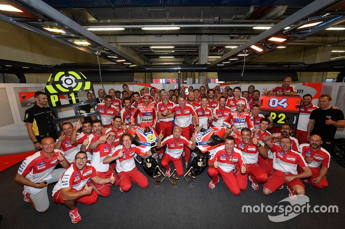 Ganador, Andrea Iannone, Ducati Team, segundo, Andrea Dovizioso, Ducati Team y Ducati Team