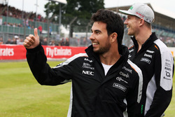 Зліва направо): Серхіо Перес, Sahara Force India F1 та його товариш по команді Ніко Хюлькенберг, Sah