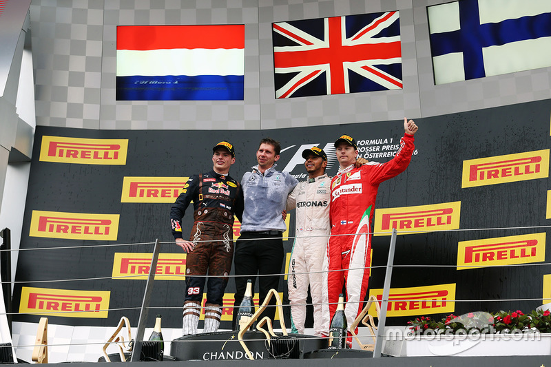 Il vincitore della gara Lewis Hamilton, Mercedes AMG F1 festeggia sul podio con il secondo classificato Max Verstappen, Red Bull Racing e il terzo classificato Kimi Raikkonen, Ferrari