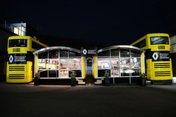 Il motorhome Renault Sport F1 Team di notte