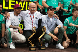 Race winner Lewis Hamilton, Mercedes AMG F1 celebrates with Dr. Dieter Zetsche, Daimler AG CEO, team