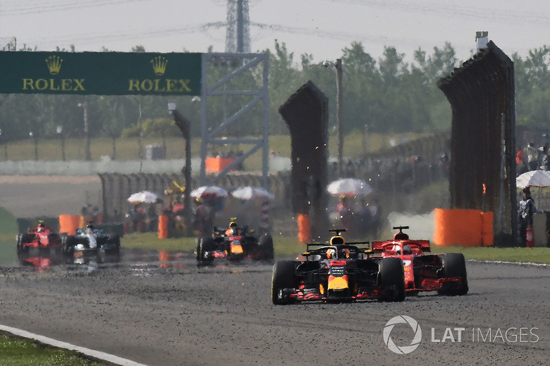 Daniel Ricciardo, Red Bull Racing RB14, Sebastian Vettel, Ferrari SF71H battle