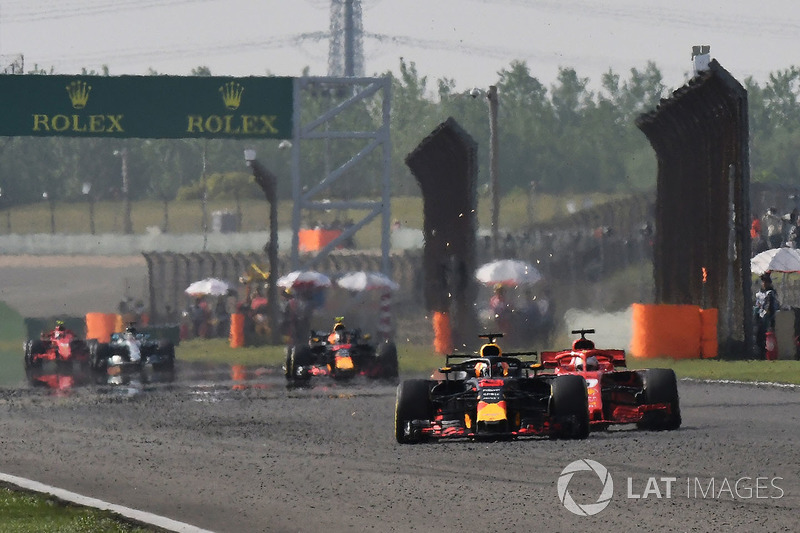 Daniel Ricciardo, Red Bull Racing RB14 and Sebastian Vettel, Ferrari SF71H battle