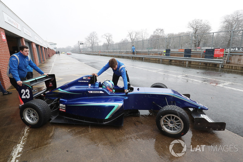 Billy Monger en su coche de carreras regreso a probar el Carlin MSV Fórmula 3