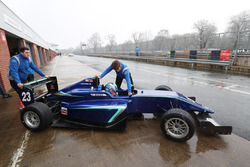 Billy Monger maakt zijn comeback door met Carlin een MVS Formule 3-bolide te testen