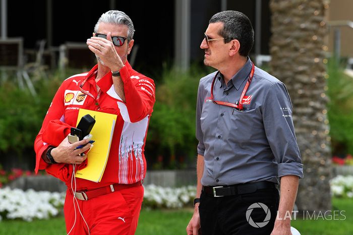 Maurizio Arrivabene, director del equipo Ferrari y Guenther Steiner, director del equipo de Haas F1