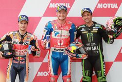 Los tres primeros clasificados: Dani Pedrosa, Repsol Honda Team, ganador de la pole Jack Miller, Pramac Racing, Johann Zarco, Monster Yamaha Tech 3