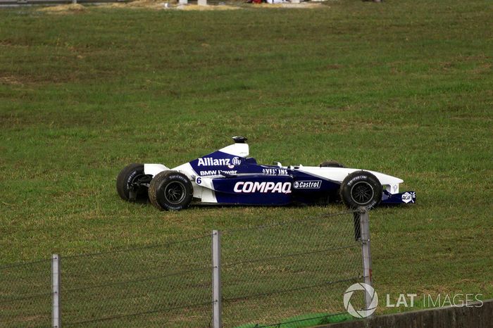 El auto de Juan Pablo Montoya, BMW Williams FW23 después de chocar con Jos Verstappen, Arrows Asiate
