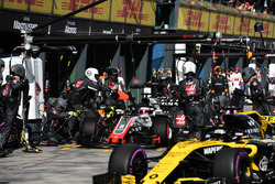 Romain Grosjean, Haas F1 Team VF-18 pit stop ve Nico Hulkenberg, Renault Sport F1 Team R.S. 18