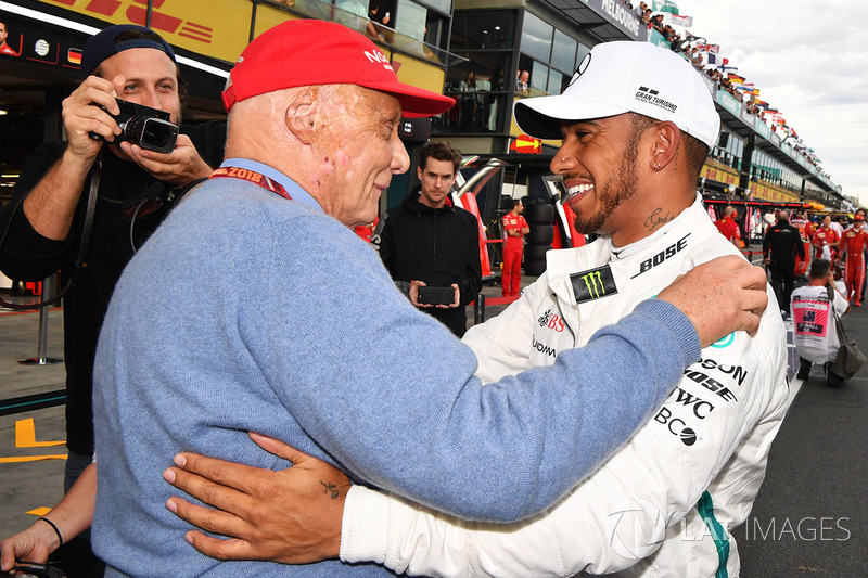 Il poleman Lewis Hamilton, Mercedes-AMG F1 festeggia nel parco chiuso con Niki Lauda, Presidente non esecutivo Mercedes AMG F1