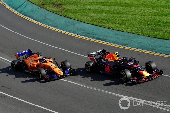 Max Verstappen, Red Bull Racing RB14 y Fernando Alonso, McLaren MCL33