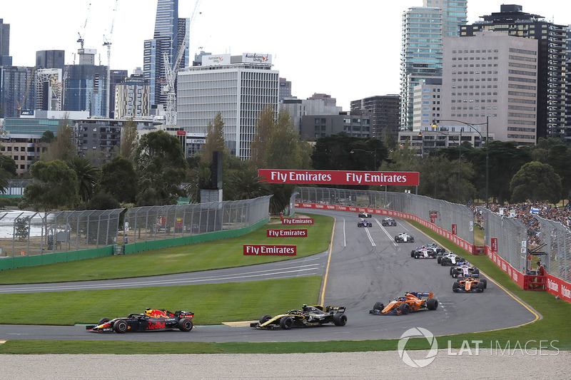 Daniel Ricciardo, Red Bull Racing RB14 leads Carlos Sainz Jr., Renault Sport F1 Team R.S. 18 at ther start of the race