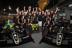 Le Champion 2017 Pietro Fittipaldi, Lotus, fête son titre avec son équipe