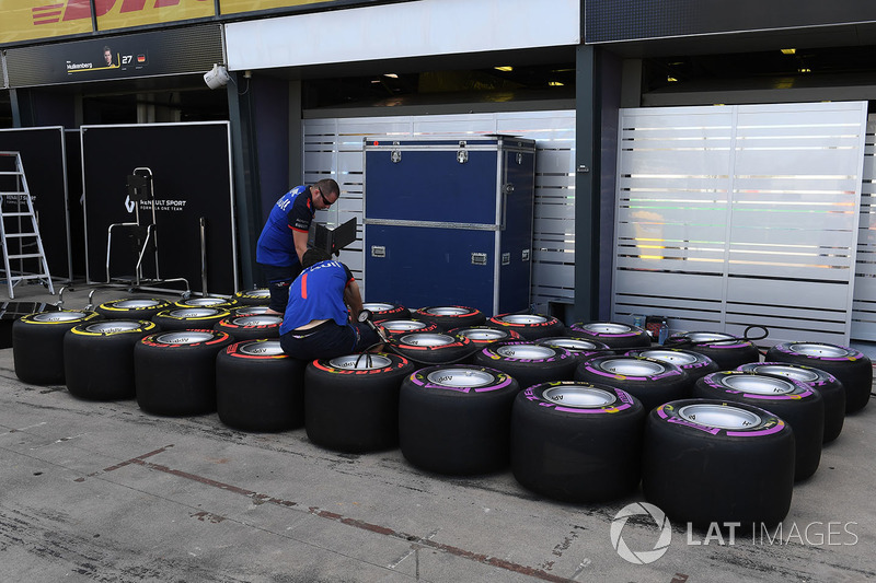 Meccanici della Scuderia Toro Rosso e pneumatici Pirelli