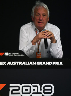 Charlie Whiting, directeur de course de la FIA, en conférence de presse