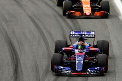 Brendon Hartley, Scuderia Toro Rosso STR12, Fernando Alonso, McLaren MCL32