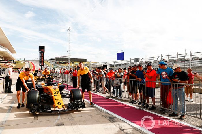 Mecánicos empujan el coche de Nico Hulkenberg, Renault Sport F1 Team RS17 a pits