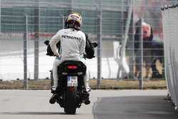 Lewis Hamilton, Mercedes AMG F1, torna ai box sul retro di uno scooter