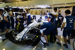 Mekanikerler ve Lance Stroll Williams FW40