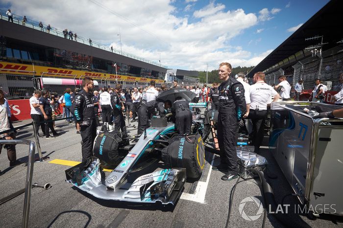 Ingenieros con el coche de Valtteri Bottas, Mercedes AMG F1 W09