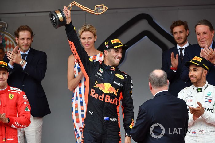 Il vincitore della gara Daniel Ricciardo, Red Bull Racing RB14 festeggia sul podio con il trofeo