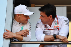 Гонщик Mercedes AMG F1 Валттери Боттас и руководитель команды Тото Вольф