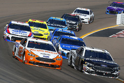 Ryan Blaney, Team Penske, Ford Fusion Devilbiss and Aric Almirola, Stewart-Haas Racing, Ford Fusion Smithfield