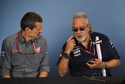 Guenther Steiner Director del equipo, Haas F1 Team y Dr. Vijay Mallya, Force India, propietario del equipo de Fórmula Uno en la conferencia de prensa