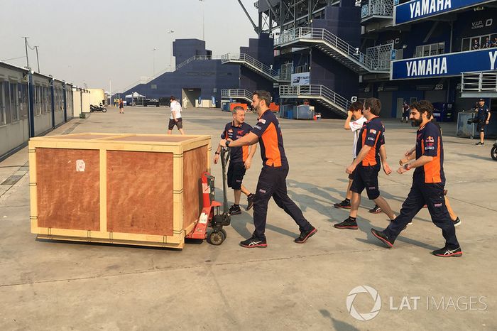 Marc Márquez, Repsol Honda Team recibe un regalo de cumpleaños de parte de su equipo