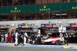#8 Toyota Gazoo Racing Toyota TS050: Казукі Накадзіма на піт-стопі