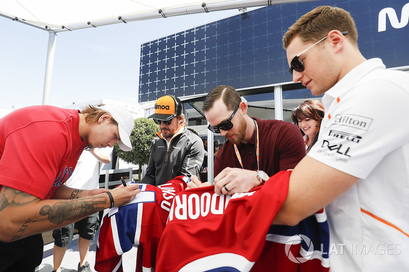 Fernando Alonso, McLaren, y Stoffel Vandoorne, McLaren, con jugadores de hockey canadienses