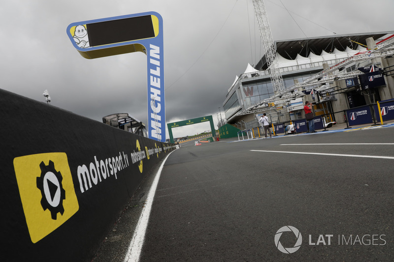 Logo Motorsport.com dan Motorsport.tv di Le Mans
