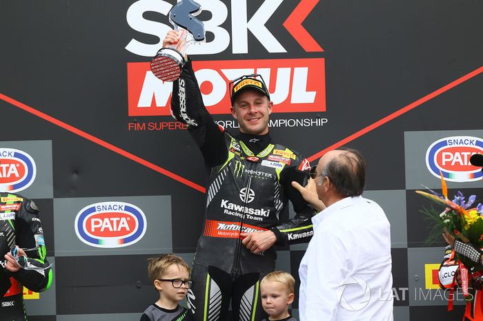 Podio: ganador de la carrera Jonathan Rea, Kawasaki Racing