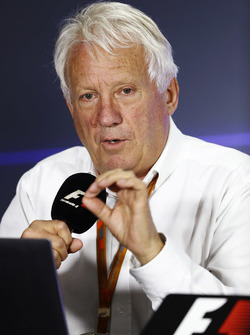Charlie Whiting, FIA-wedstrijdleider, geeft een persconferentie over de controversiële inhaalactie v