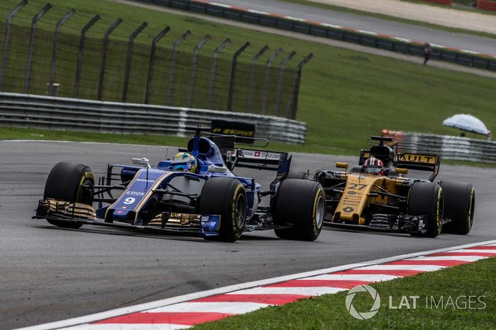 Marcus Ericsson, Sauber C36 and Nico Hulkenberg, Renault Sport F1 Team RS17