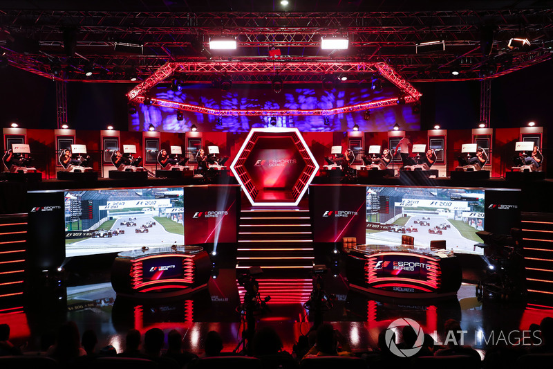 Гонка первого в истории киберспортивного чемпионата Формулы 1 eSports