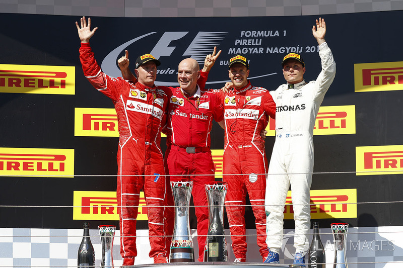 Podio: ganador de la carrera Sebastian Vettel, Ferrari, Kimi Raikkonen, Ferrari, el segundo lugar y 