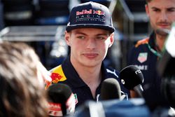 Max Verstappen, Red Bull Racing, con los medios